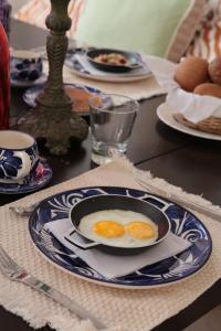 dos huevos están en un tazón en una mesa en Casa Logos Hotel Boutique, en Cartagena de Indias