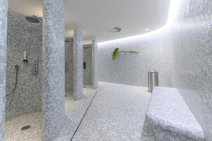 A bathroom at Hotel Caroline Még 37 kép
