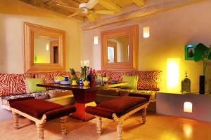 a living room with a table and a couch at Casa Logos Hotel Boutique in Cartagena de Indias