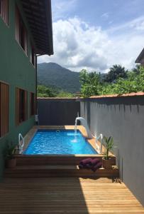 einen Pool mit einem Brunnen auf einem Gebäude in der Unterkunft Pouso Alcantara in Paraty