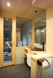 京都的住宿－Reikaku Yasaka / Vacation STAY 70326，一间带水槽和镜子的浴室