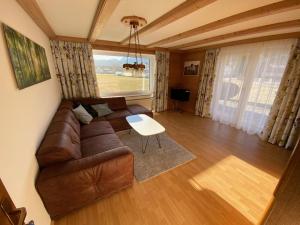 sala de estar con sofá de cuero marrón y mesa en Erholung gesucht - gefunden, en Pinswang