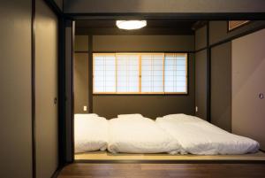 a bed in a room with a window at Reikaku Yasaka / Vacation STAY 70326 in Kyoto