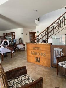 a hotel restaurant with a hotel adelaidehahahahahahahaha at Hotel Abadias De Zapatoca in Zapatoca