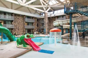 een binnenzwembad met een glijbaan bij Bismarck Hotel and Conference Center in Bismarck
