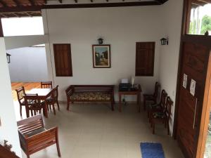 Pouso Alcantara في باراتي: غرفة معيشة مع طاولة وكراسي