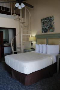 Säng eller sängar i ett rum på The Prytania Park Hotel