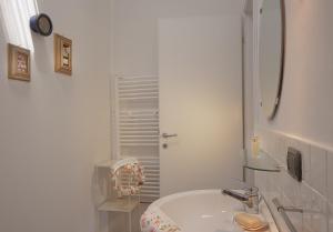 A bathroom at Maestrale 2