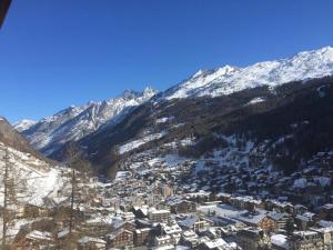 Vista generica sulle montagne o vista sulle montagne dall'interno dell'appartamento