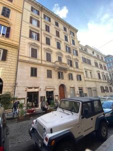 ローマにあるRione Monti Homeの大きな建物前に停まったジープ