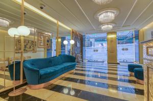 eine Lobby mit einem blauen Sofa und einem Fenster in der Unterkunft Hotel Borges Chiado in Lissabon