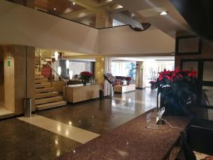 hol ze schodami w budynku w obiekcie Hotel Marlowe Centro Histórico w mieście Meksyk
