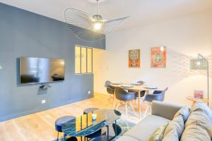 a living room with a couch and a table at Le Franklin Roosevelt in Marseille