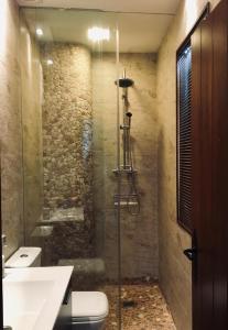 ein Badezimmer mit Dusche, Toilette und Waschbecken in der Unterkunft Avenida Reyes Católicos in Chiclana de la Frontera