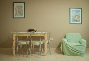 a dining room table and chairs in a room at CÓMODO DEPARTAMENTO EN ZONA CÉNTRICA in Rafaela