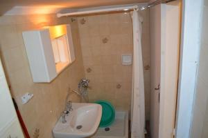 A bathroom at Zoi Apartments Még 22 kép