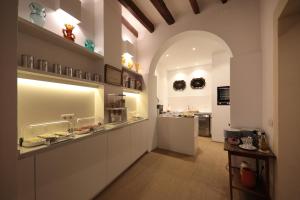 パルマ・デ・マヨルカにあるAH Art Hotel Palmaのaasteryasteryasteryasteryasteryasteryasteryasteryasteryを備えた広い客室です。