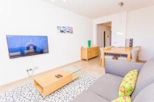 una sala de estar con un sofá y una mesa en New 2BR 2BA Fully equipped - Alamar La Cala, en Mijas