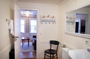 雷克雅維克的住宿－布瑞特公寓酒店，一间带水槽、镜子和桌子的浴室