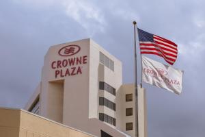 Un cartello su un edificio con una bandiera americana di Crowne Plaza Hotel Virginia Beach-Norfolk, an IHG Hotel a Virginia Beach