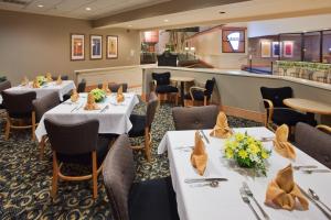 Restoran ili neka druga zalogajnica u objektu Crowne Plaza Hotel Virginia Beach-Norfolk, an IHG Hotel