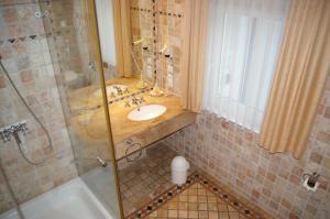 Kylpyhuone majoituspaikassa Meerblick-Appartement Villa Gudrun