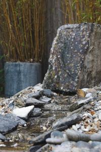 Una gran roca sentada sobre una pila de rocas. en Zen House Bath, en Bath