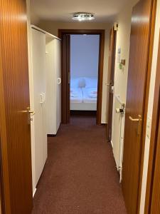 un corridoio con una camera con un letto e una finestra di Ferienhaus Zunftstuben a Norderney