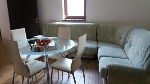 Istumisnurk majutusasutuses Apartmani Gmitrovic