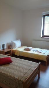 a bedroom with two beds and a window at Apartmani Gmitrovic in Rtanj