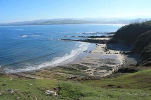 uitzicht op de oceaan vanaf een heuvel bij Pensión Oyambre in San Vicente de la Barquera