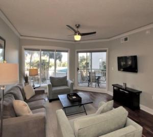 Μια τηλεόραση ή/και κέντρο ψυχαγωγίας στο Windsor Place - Palmetto Dunes - Oceanfront. Pools. Hilton Head Island
