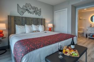 Schlafzimmer mit einem Bett und einem Tablett mit Essen auf dem Tisch in der Unterkunft FUSION Resort Two Bedroom Suites in St Pete Beach