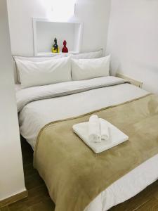Кровать или кровати в номере Maison Mele Luxury Apartment