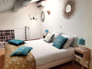 Postel nebo postele na pokoji v ubytování La capucinette à l’ombre du marronnier