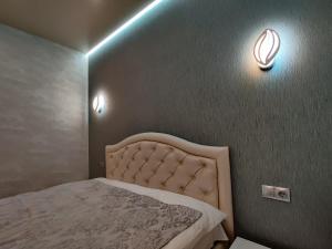 Postel nebo postele na pokoji v ubytování Yarovytsya VIP in the CENTER + 15 fotografií