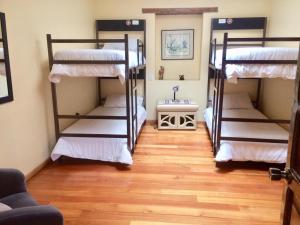 Un pat sau paturi într-o cameră la Huasi Lodge