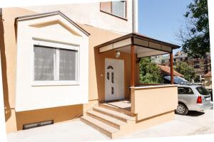 Το κτήριο όπου στεγάζεται  το διαμέρισμα