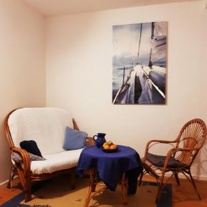 - un salon avec une chaise et une table dans l'établissement Gemütliche Ferienunterkunft direkt am Meer, à Holnis