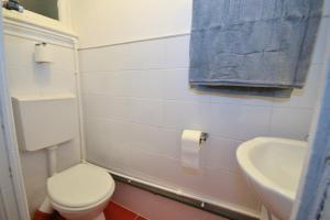 ein Bad mit einem WC und einem Waschbecken in der Unterkunft Stay Inn Apartments in Bukarest