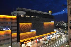 un edificio su una strada cittadina di notte di Stay Inn Apartments a Bucarest