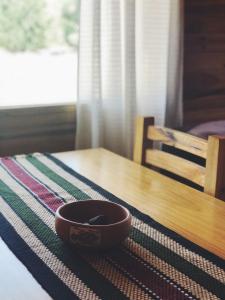 Miska na drewnianym stole w obiekcie Terrazas de Uspallata w mieście Uspallata