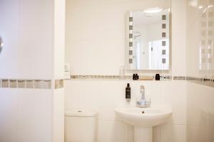 A bathroom at Inglewood 