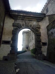 ブラッチャーノにあるVigna Di Valleの城郭のアーチ道