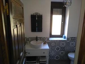 a bathroom with a sink and a toilet at Casa Valdequiruelo in Vanidodes