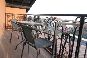 A balcony or terrace at Guest house VRAZHDEBNA
