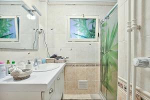 Phòng tắm tại NATURALBNB - Chambres d'hôtes au calme avec clim - Parking gratuit et sécurisé - Garage vélos et motos - Super petit déjeuner fait maison !