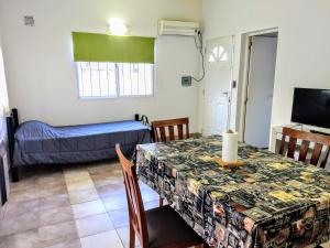 Habitación pequeña con mesa y cama en Depto planta alta en Salta
