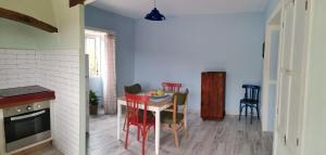 cocina y comedor con mesa y sillas en vivienda vacacional Benilde en Breña Alta