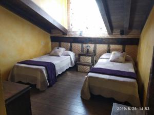 A bed or beds in a room at Casa Rural La Charolesa